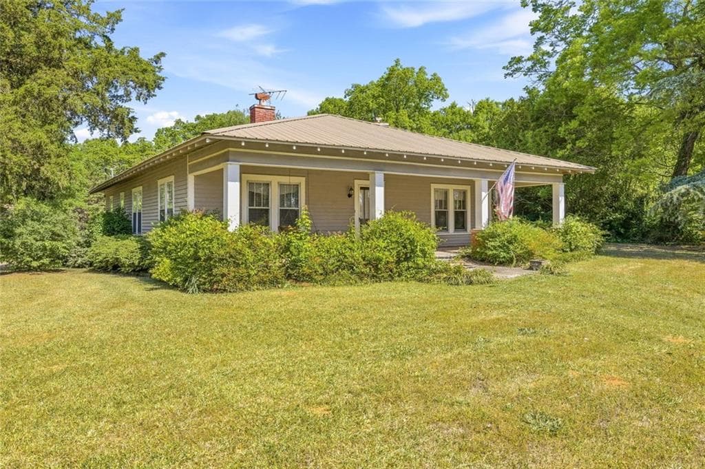 3 bedroom, 1 bathroom, 1,938 sq ft single family residence for sale at 3213 Highway 326, Commerce, GA 30530 — photo 2