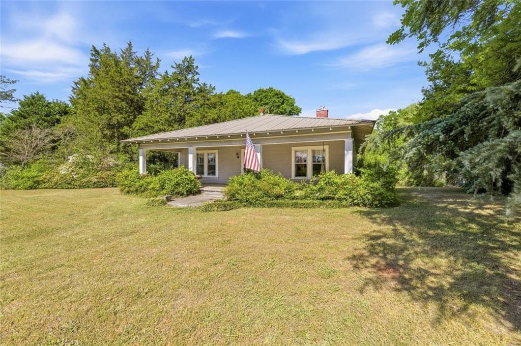 3 bedroom, 1 bathroom, 1,938 sq ft single family residence for sale at 3213 Highway 326, Commerce, GA 30530 — photo 3