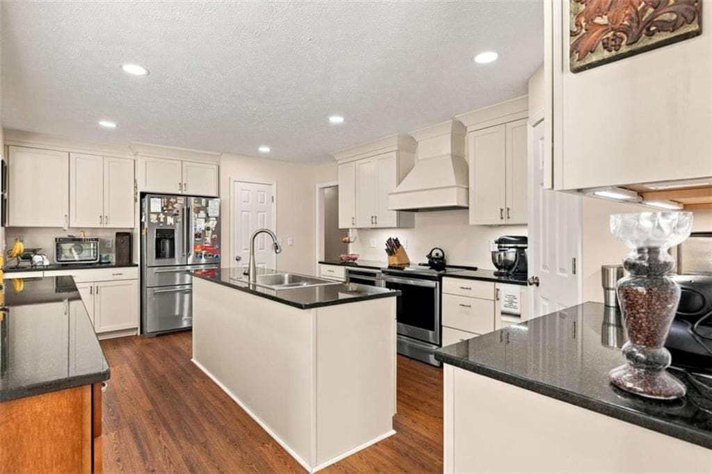3 bedroom, 3 bathroom, 2,365 sq ft single family residence for sale at 17 Bennington Drive, Rome, GA 30165 — photo 4