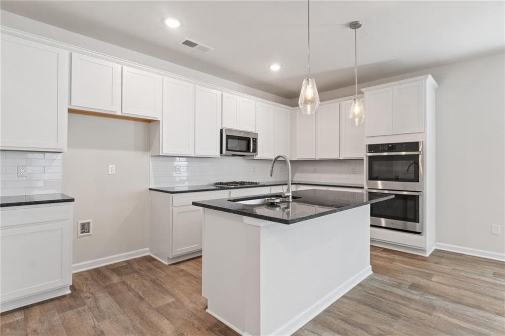4 bedroom, 3 bathroom, 2,000 sq ft single family residence under contract at 33 Faulkner Circle, Social Circle, GA 30025 — photo 6