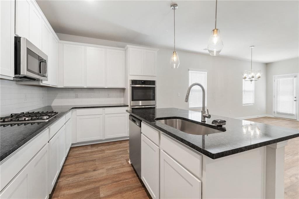 4 bedroom, 3 bathroom, 2,000 sq ft single family residence under contract at 33 Faulkner Circle, Social Circle, GA 30025 — photo 7