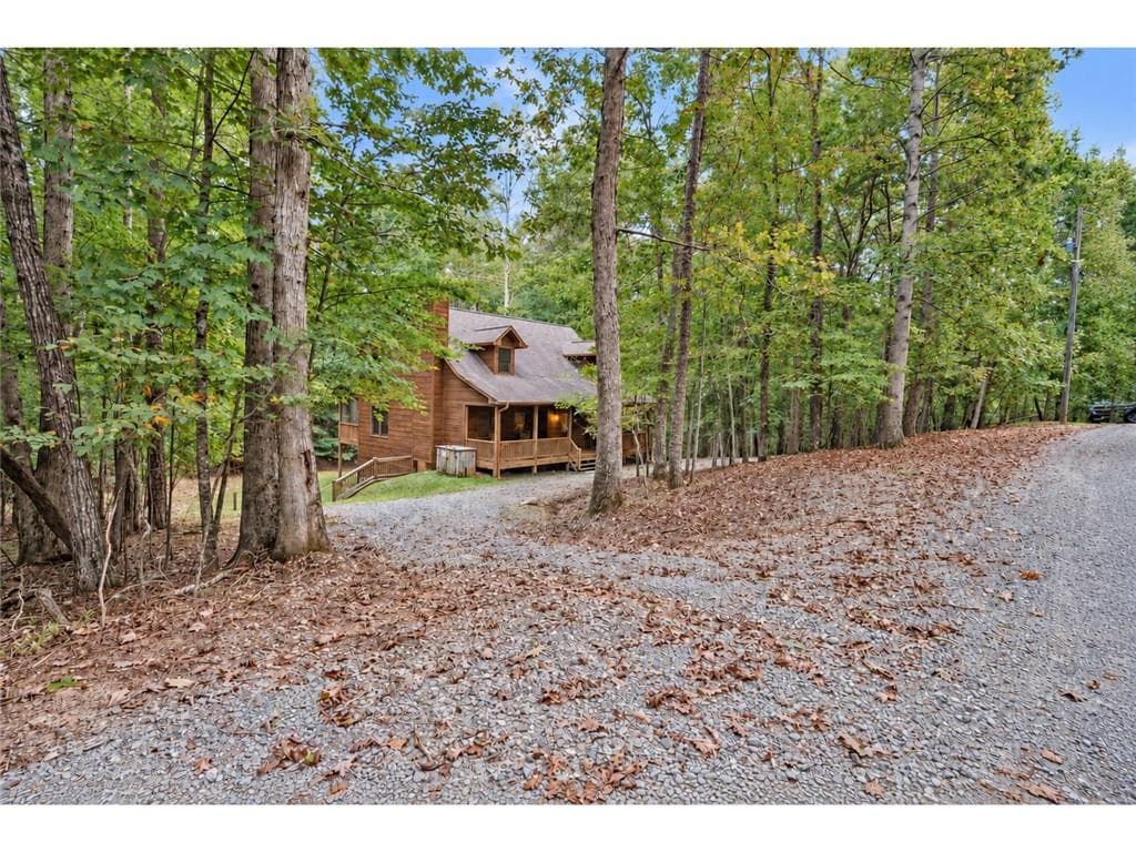 6 bedroom, 4 bathroom, 3,270 sq ft single family residence for sale at 416 Acadia Drive, Ellijay, GA 30540 — photo 6