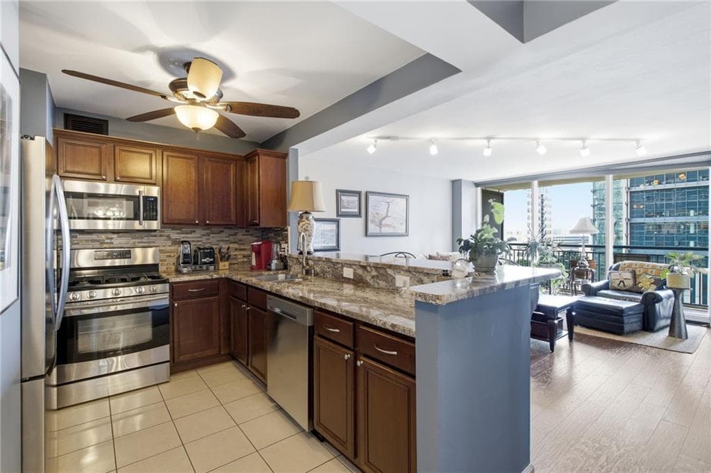 1 bedroom, 1 bathroom, 786 sq ft condominium for sale at 620 Peachtree Street 1009, Atlanta, GA 30308 — photo 3