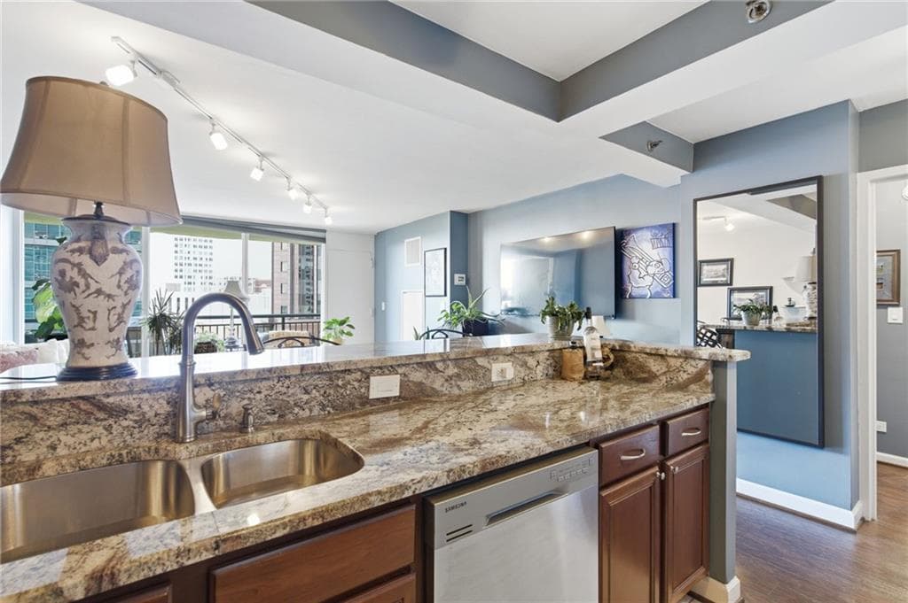 1 bedroom, 1 bathroom, 786 sq ft condominium for sale at 620 Peachtree Street 1009, Atlanta, GA 30308 — photo 7