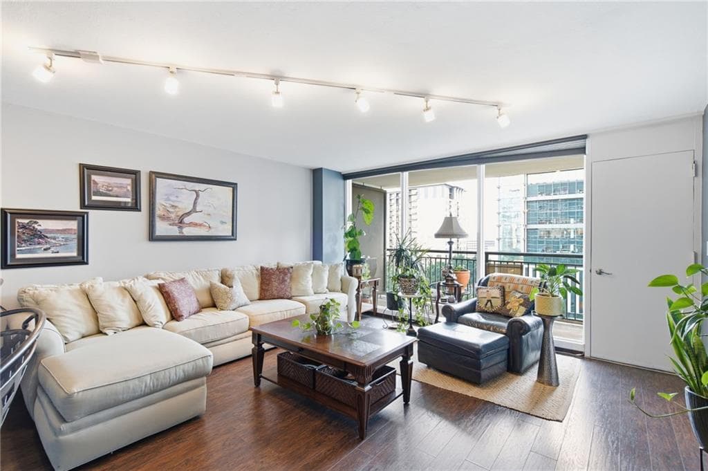 1 bedroom, 1 bathroom, 786 sq ft condominium for sale at 620 Peachtree Street 1009, Atlanta, GA 30308 — photo 8