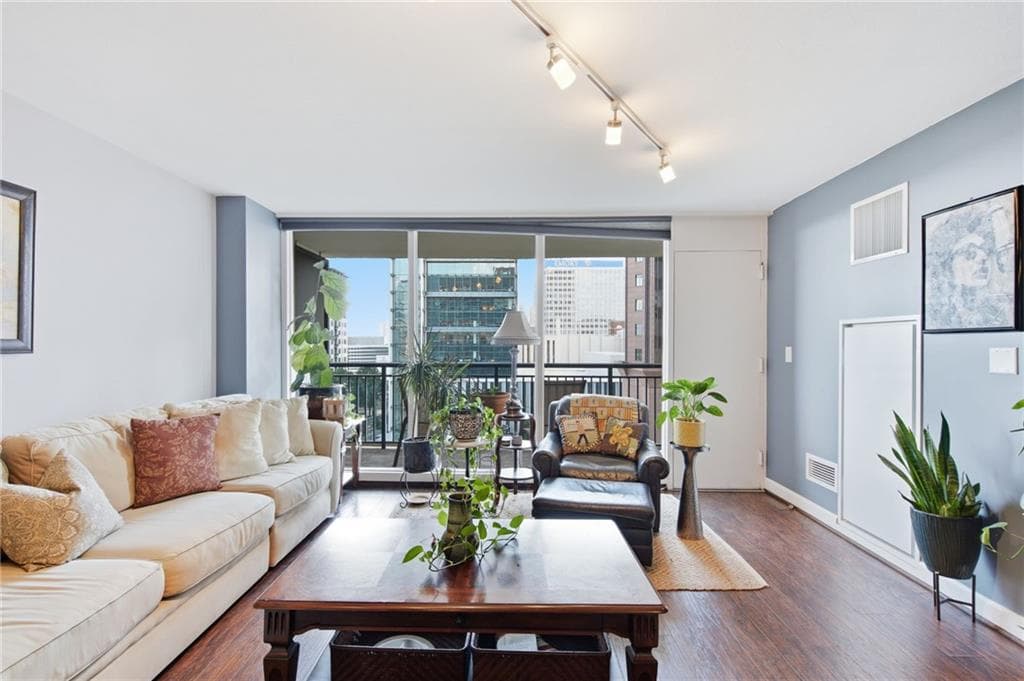 1 bedroom, 1 bathroom, 786 sq ft condominium for sale at 620 Peachtree Street 1009, Atlanta, GA 30308 — photo 9