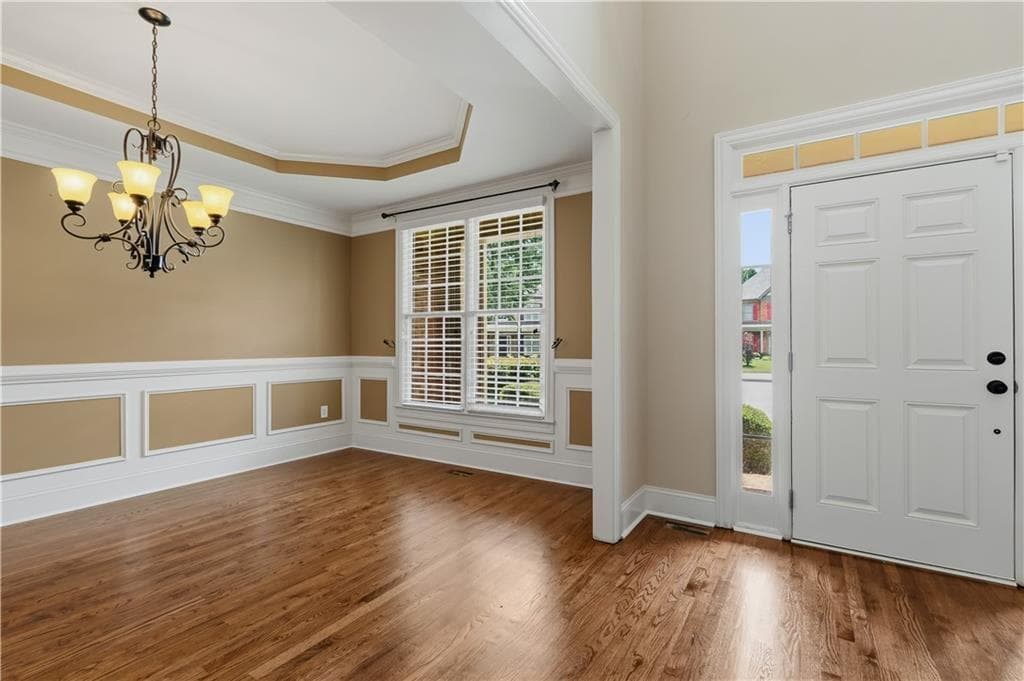 6 bedroom, 4 bathroom, 5,379 sq ft single family residence for sale at 5605 Viewpoint Court, Suwanee, GA 30024 — photo 4