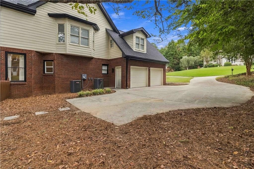 6 bedroom, 5 bathroom, 4,509 sq ft single family residence for sale at 3355 Kates Way, Duluth, GA 30097 — photo 6