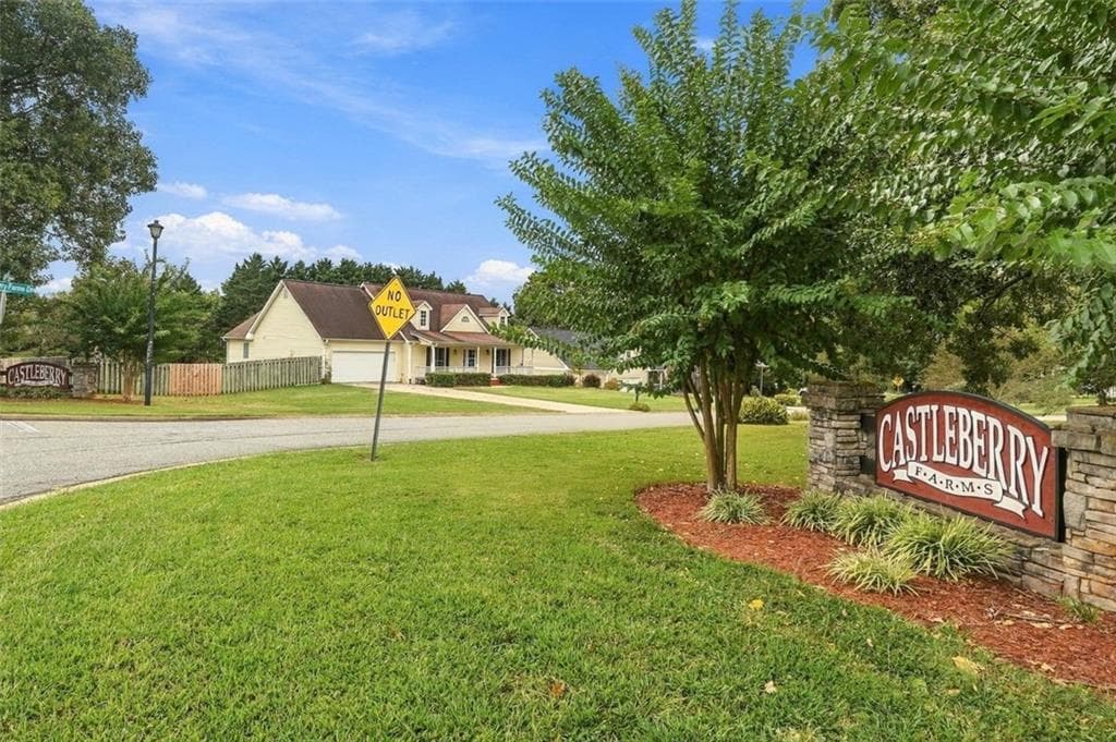 3 bedroom, 2 bathroom, 1,685 sq ft single family residence for sale at 8225 Wimbledon Court, Gainesville, GA 30506 — photo 3
