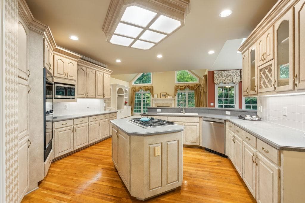 6 bedroom, 5 bathroom, 6,898 sq ft single family residence under contract at 5299 Garnaby Lane, Peachtree Corners, GA 30092 — photo 3