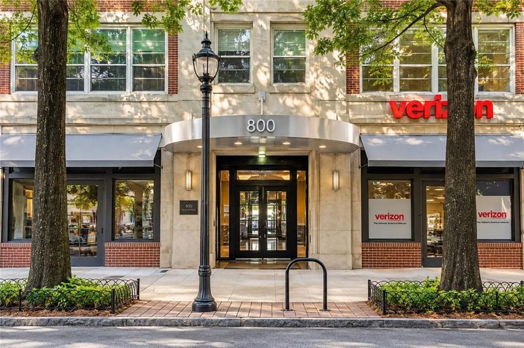 1 bedroom, 1 bathroom, 625 sq ft condominium for sale at 800 Peachtree Street 8303, Atlanta, GA 30308 — photo 2