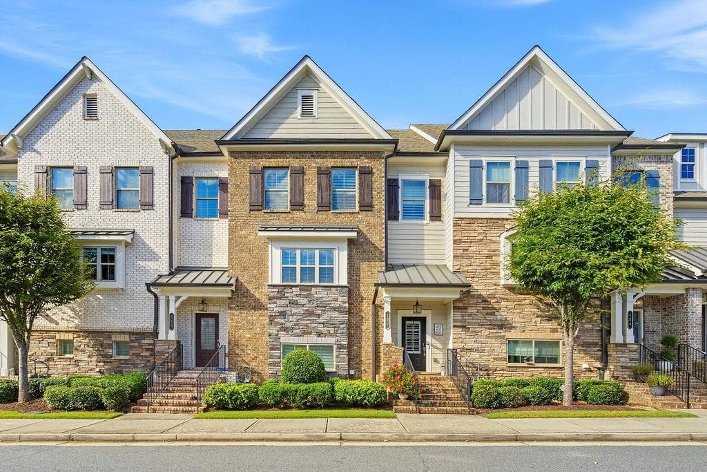 3 bedroom, 4 bathroom, 2,961 sq ft townhouse for sale at 132 Marietta Walk, Marietta, GA 30064 — photo 2
