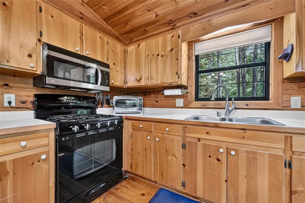 2 bedroom, 1 bathroom, 672 sq ft single family residence for sale at 29 River Ranch Court, Ellijay, GA 30540 — photo 6