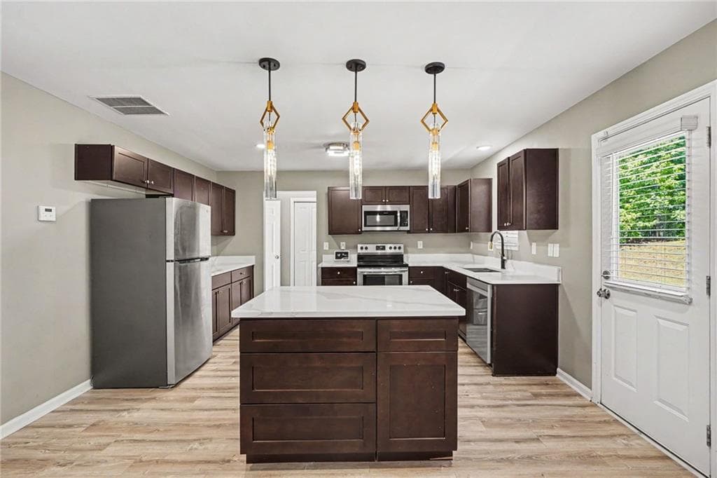 4 bedroom, 3 bathroom, 1,928 sq ft single family residence for sale at 1128 Oak Hollow Lane, Hampton, GA 30228 — photo 6