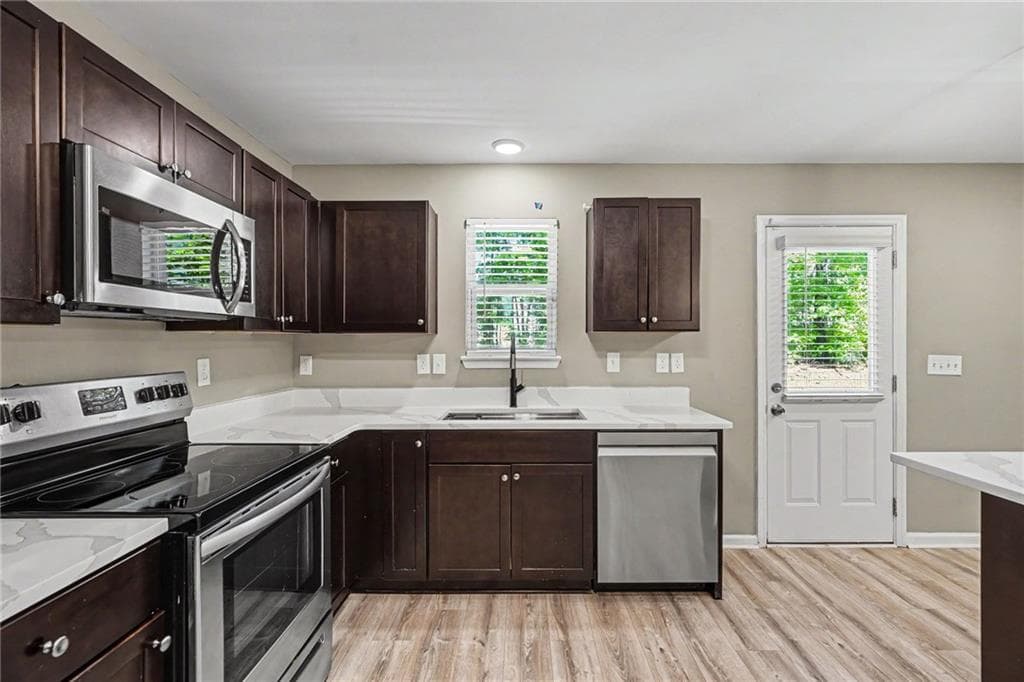 4 bedroom, 3 bathroom, 1,928 sq ft single family residence for sale at 1128 Oak Hollow Lane, Hampton, GA 30228 — photo 7