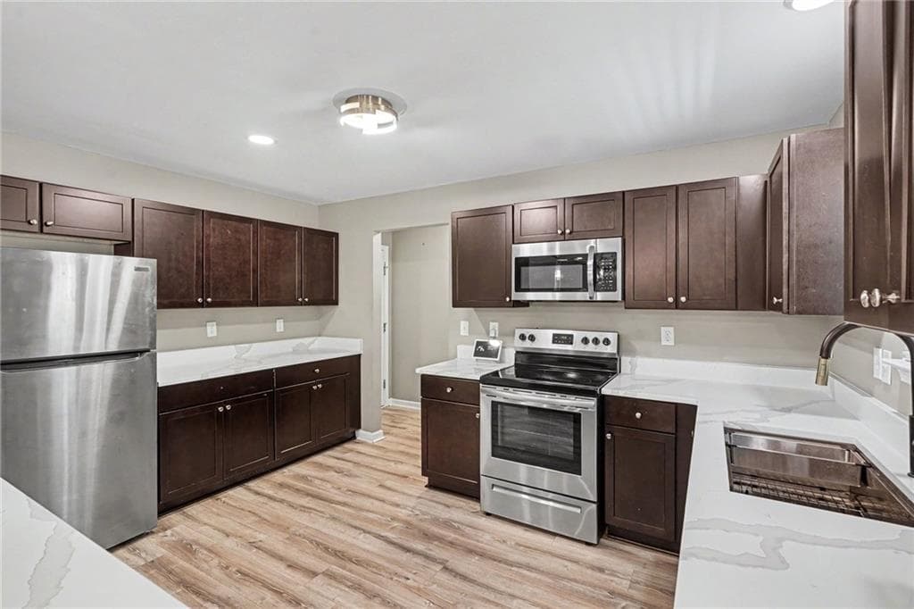 4 bedroom, 3 bathroom, 1,928 sq ft single family residence for sale at 1128 Oak Hollow Lane, Hampton, GA 30228 — photo 8