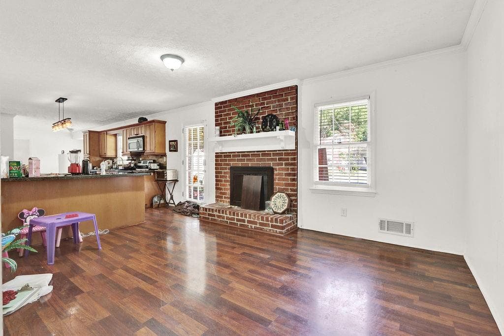 3 bedroom, 2 bathroom, 1,641 sq ft single family residence for sale at 2122 Colonial Oak Way, Stone Mountain, GA 30087 — photo 2