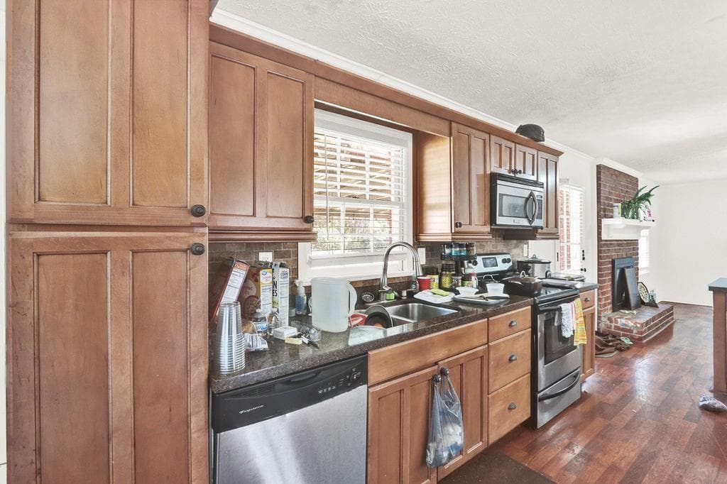 3 bedroom, 2 bathroom, 1,641 sq ft single family residence for sale at 2122 Colonial Oak Way, Stone Mountain, GA 30087 — photo 4