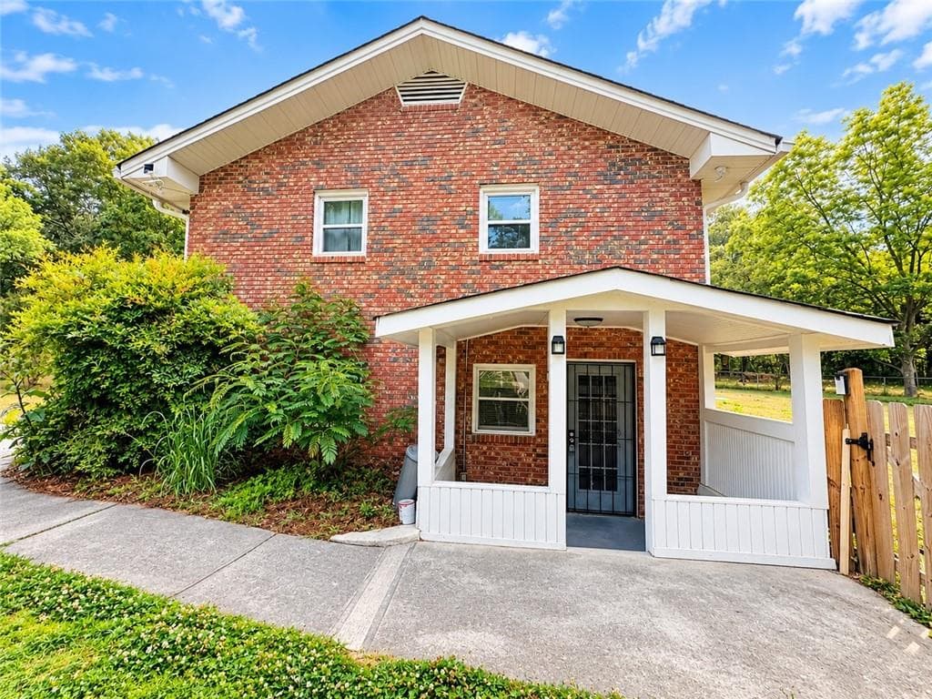 2 bedroom, 1 bathroom, 2,002 sq ft duplex for rent at 2520 Britt Road Terrace, Snellville, GA 30078 for $1,550 a month — photo 1 of 7