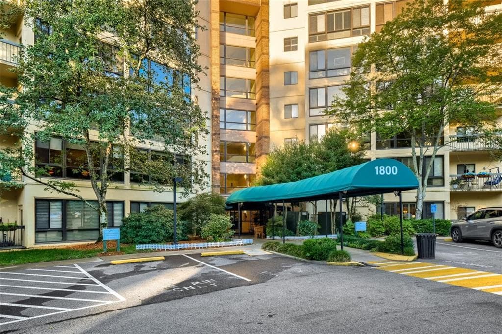 2 bedroom, 2 bathroom, 1,088 sq ft condominium for sale at 1800 Clairmont Lake 218, Decatur, GA 30033