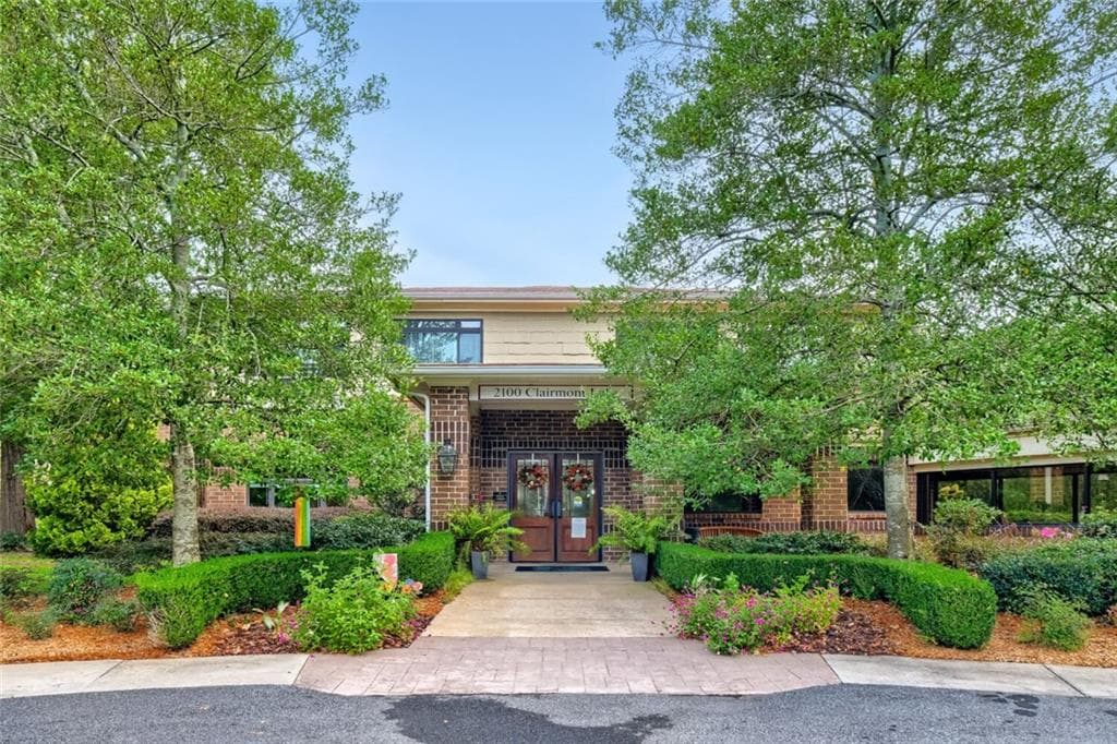2 bedroom, 2 bathroom, 1,088 sq ft condominium for sale at 1800 Clairmont Lake 218, Decatur, GA 30033 — photo 2