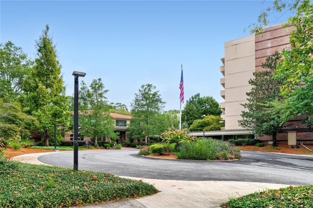 2 bedroom, 2 bathroom, 1,088 sq ft condominium for sale at 1800 Clairmont Lake 218, Decatur, GA 30033 — photo 3