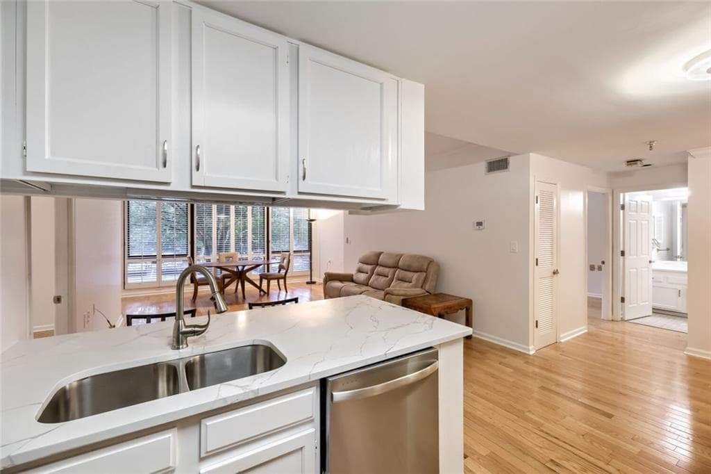 2 bedroom, 2 bathroom, 1,088 sq ft condominium for sale at 1800 Clairmont Lake 218, Decatur, GA 30033 — photo 10