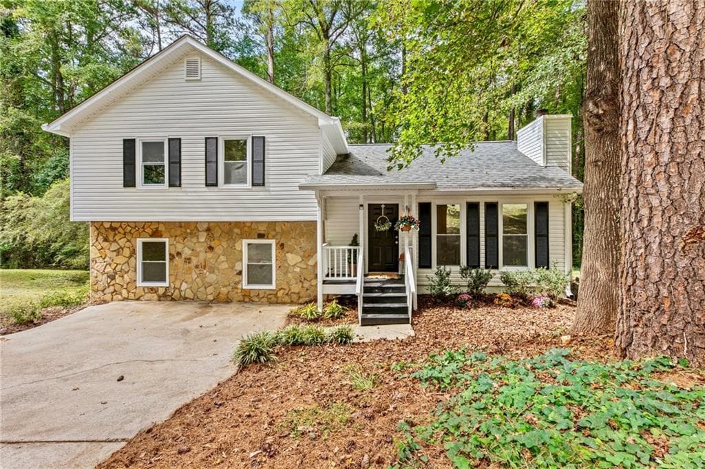5 bedroom, 3 bathroom, 1,790 sq ft single family residence for sale at 4585 Muirwood Circle, Powder Springs, GA 30127 — photo 2