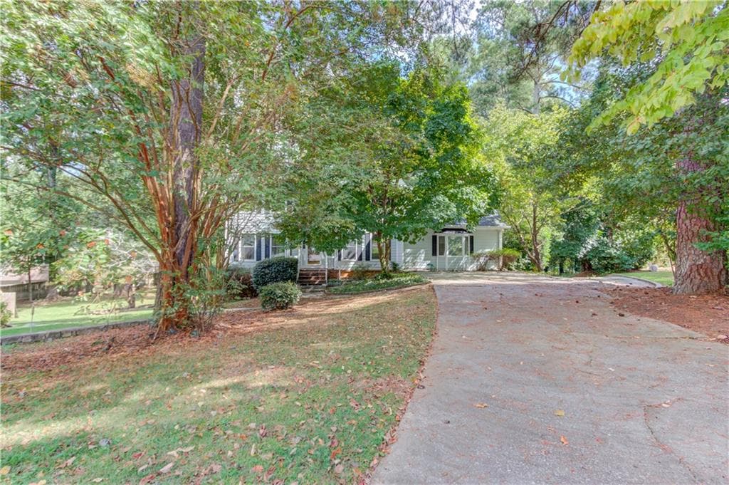 4 bedroom, 4 bathroom, 3,201 sq ft single family residence for sale at 5104 Onawa Court, Lilburn, GA 30047 — photo 3
