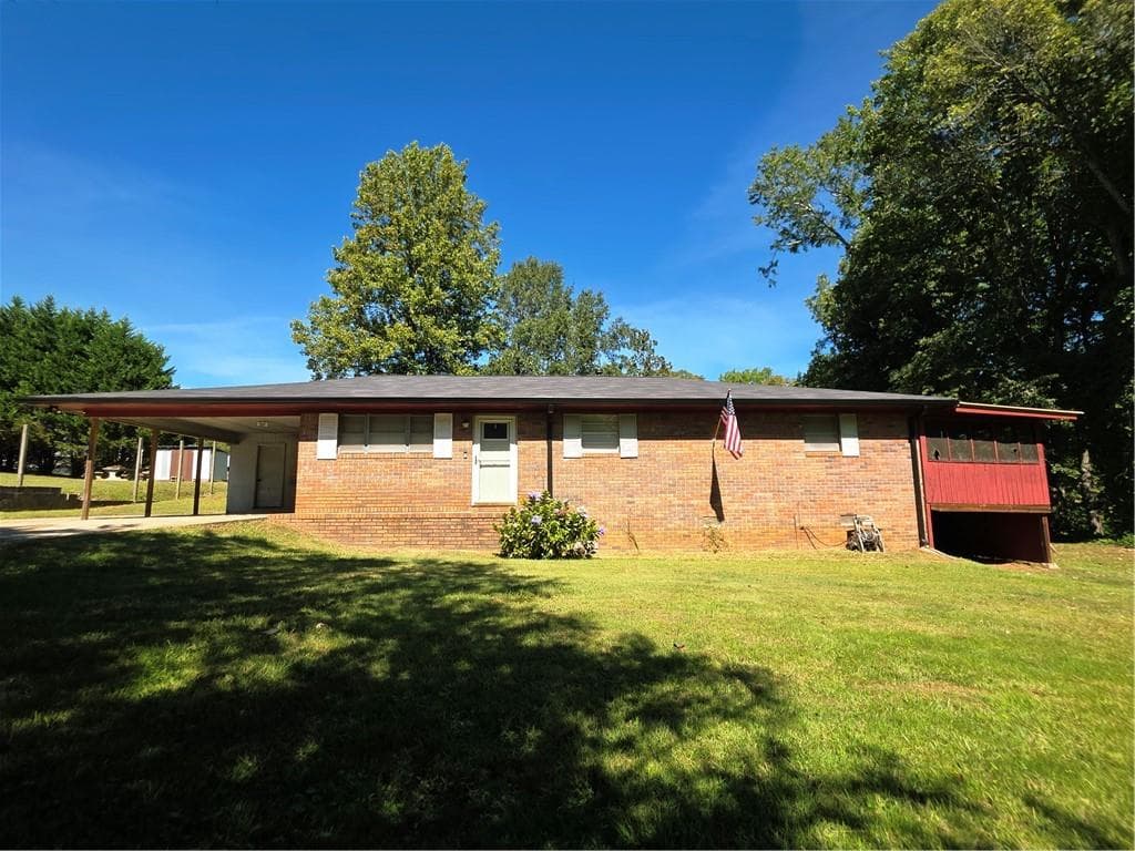 3 bedroom, 2 bathroom, 1,440 sq ft single family residence for sale at 223 Lakeview Drive, Cornelia, GA 30531 — photo 2