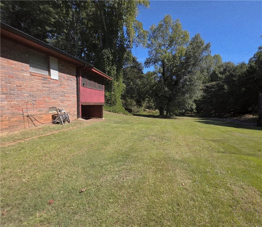 3 bedroom, 2 bathroom, 1,440 sq ft single family residence for sale at 223 Lakeview Drive, Cornelia, GA 30531 — photo 4