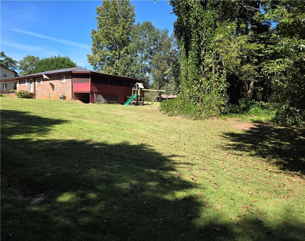 3 bedroom, 2 bathroom, 1,440 sq ft single family residence for sale at 223 Lakeview Drive, Cornelia, GA 30531 — photo 5