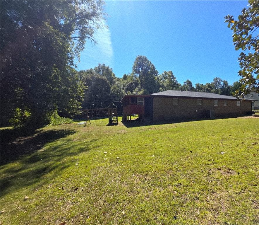3 bedroom, 2 bathroom, 1,440 sq ft single family residence for sale at 223 Lakeview Drive, Cornelia, GA 30531 — photo 7