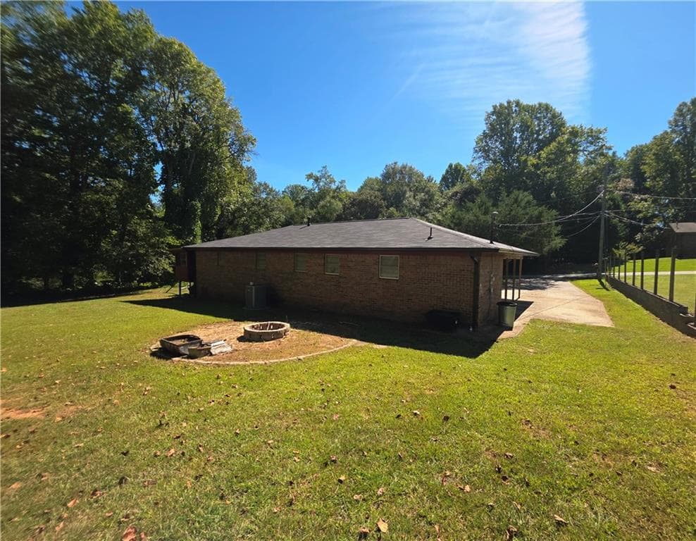 3 bedroom, 2 bathroom, 1,440 sq ft single family residence for sale at 223 Lakeview Drive, Cornelia, GA 30531 — photo 9