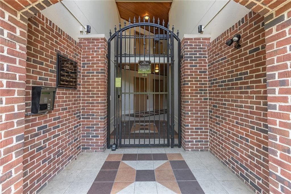 1 bedroom, 1 bathroom, 1,275 sq ft condominium for sale at 825 Highland Lane 1317, Atlanta, GA 30306 — photo 4