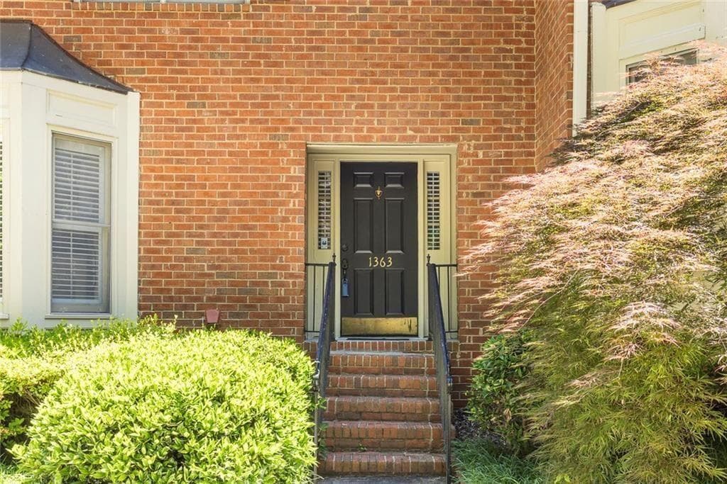2 bedroom, 3 bathroom, 2,051 sq ft condominium under contract at 1363 Sheffield Glen Way, Atlanta, GA 30329 — photo 3