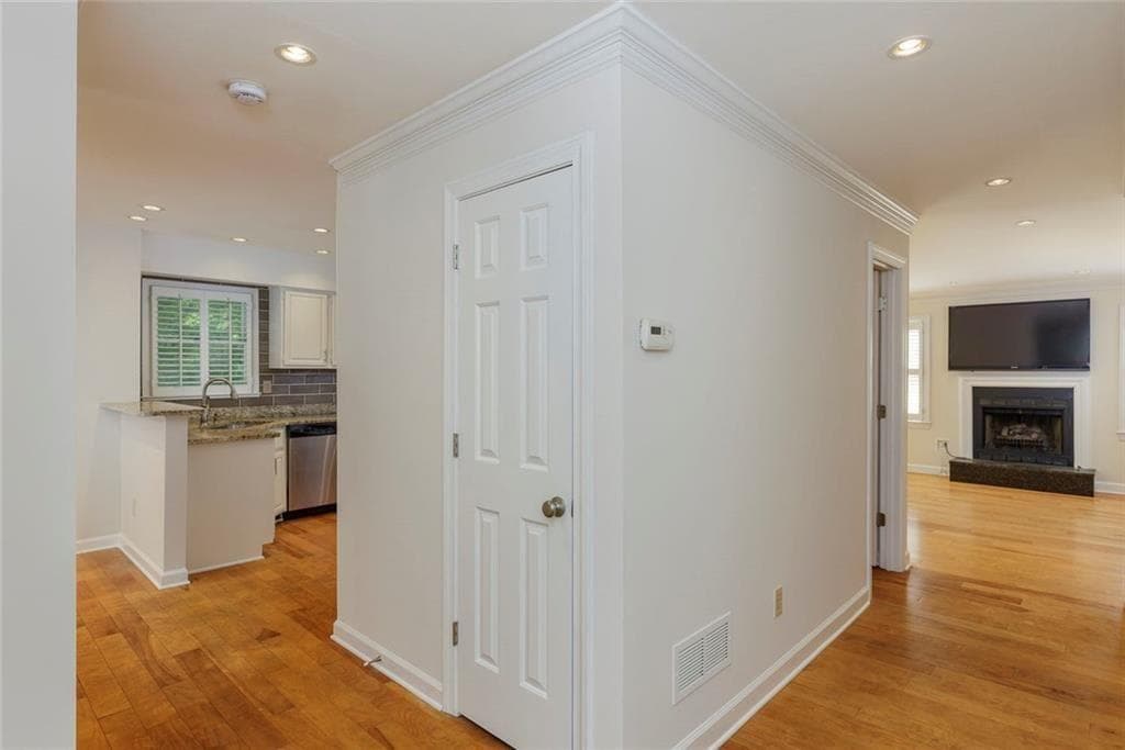 2 bedroom, 3 bathroom, 2,051 sq ft condominium under contract at 1363 Sheffield Glen Way, Atlanta, GA 30329 — photo 5