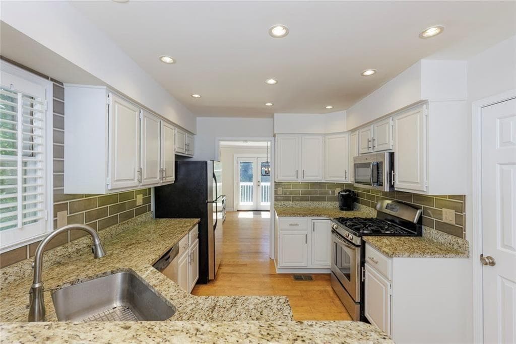 2 bedroom, 3 bathroom, 2,051 sq ft condominium under contract at 1363 Sheffield Glen Way, Atlanta, GA 30329 — photo 6