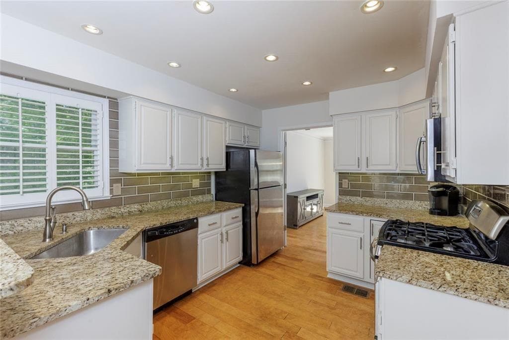 2 bedroom, 3 bathroom, 2,051 sq ft condominium under contract at 1363 Sheffield Glen Way, Atlanta, GA 30329 — photo 7