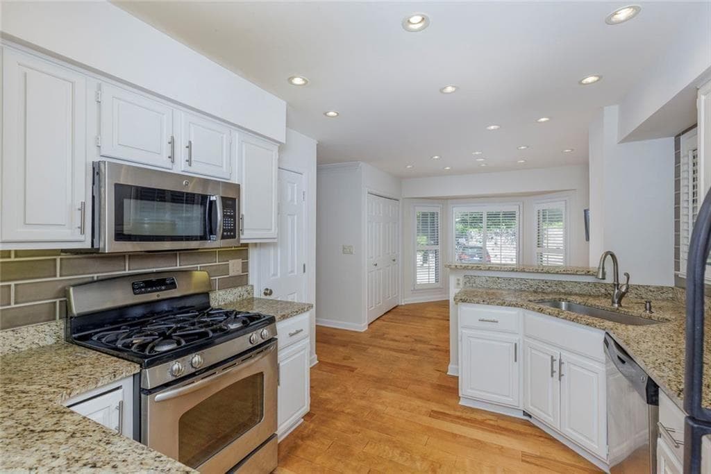 2 bedroom, 3 bathroom, 2,051 sq ft condominium under contract at 1363 Sheffield Glen Way, Atlanta, GA 30329 — photo 10