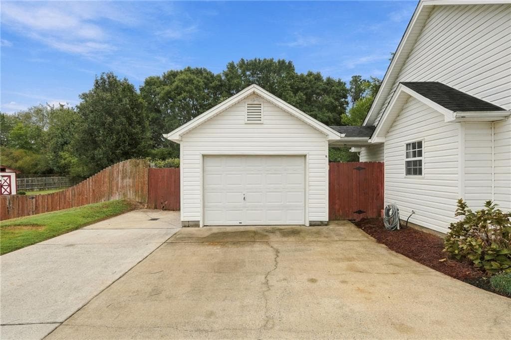 4 bedroom, 2 bathroom, 2,325 sq ft single family residence for sale at 3715 Wynter Frost Walk, Bethlehem, GA 30620 — photo 7