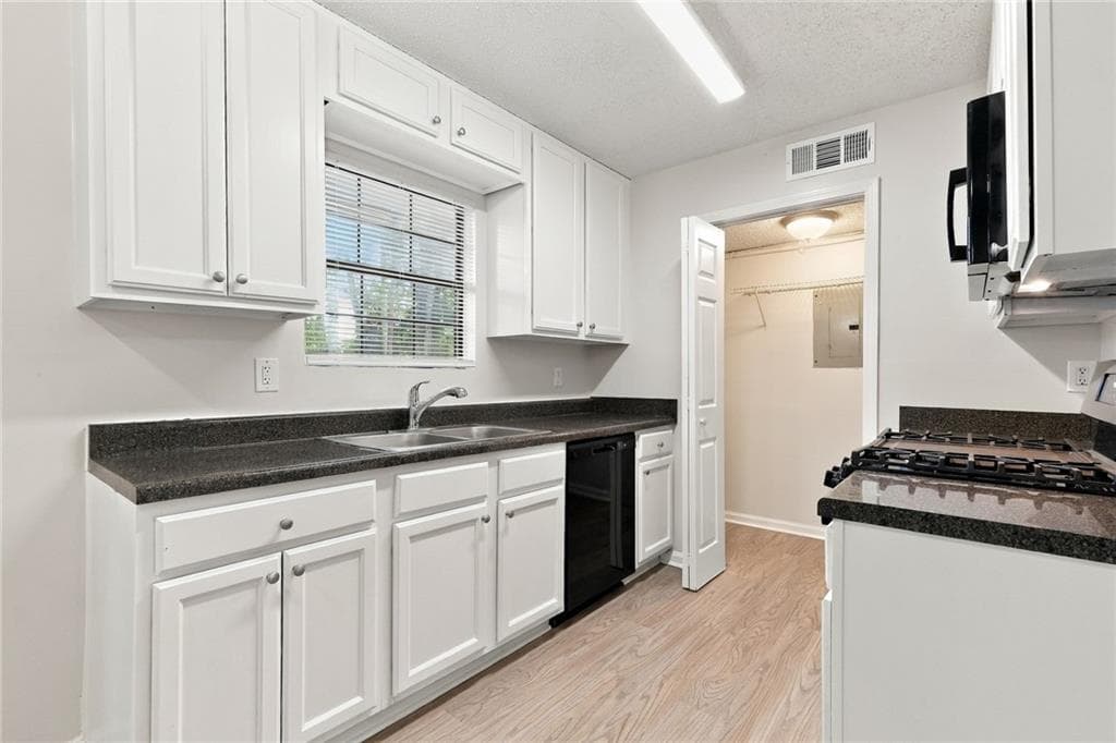 3 bedroom, 2 bathroom, 1,134 sq ft single family residence for sale at 6237 Creekford Drive, Lithonia, GA 30058 — photo 5