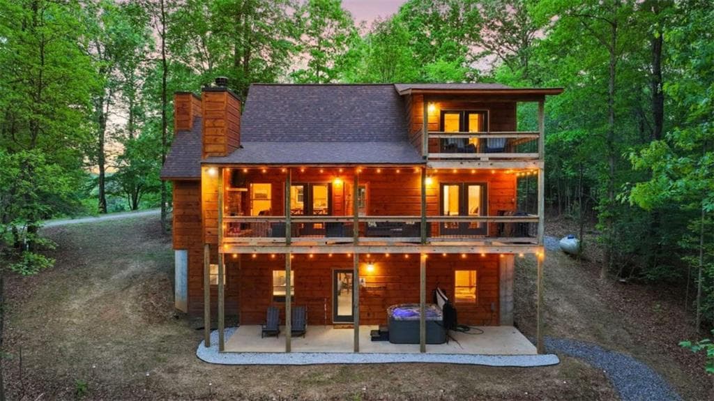 3 bedroom, 4 bathroom, 2,700 sq ft single family residence for sale at 92 Windy Valley Lane, Blue Ridge, GA 30513 — photo 2