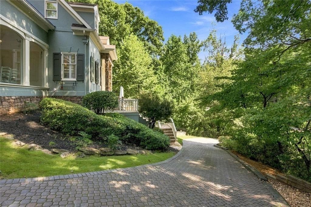 5 bedroom, 6 bathroom, 7,288 sq ft single family residence for sale at 7560 Bridgegate Court, Sandy Springs, GA 30350 — photo 6