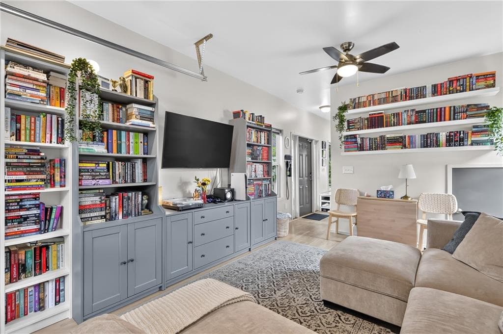 2 bedroom, 2 bathroom, 962 sq ft single family residence for sale at 523 Griffin Street, Atlanta, GA 30318 — photo 3