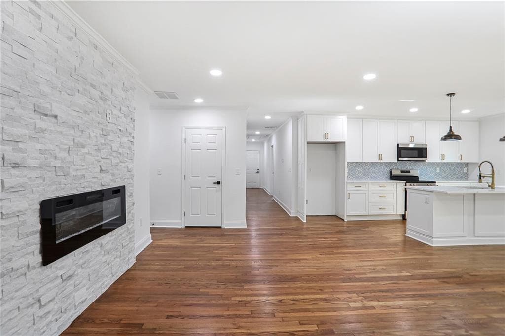 4 bedroom, 3 bathroom, 1,980 sq ft single family residence for sale at 1321 Avon Avenue, Atlanta, GA 30310 — photo 2