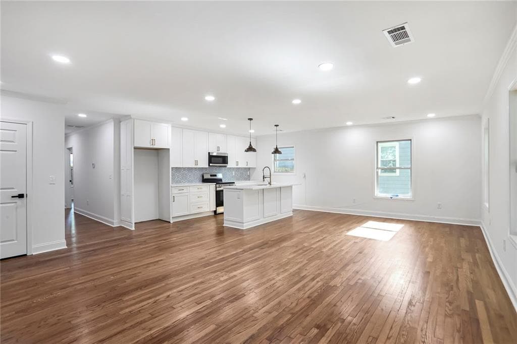 4 bedroom, 3 bathroom, 1,980 sq ft single family residence for sale at 1321 Avon Avenue, Atlanta, GA 30310 — photo 3