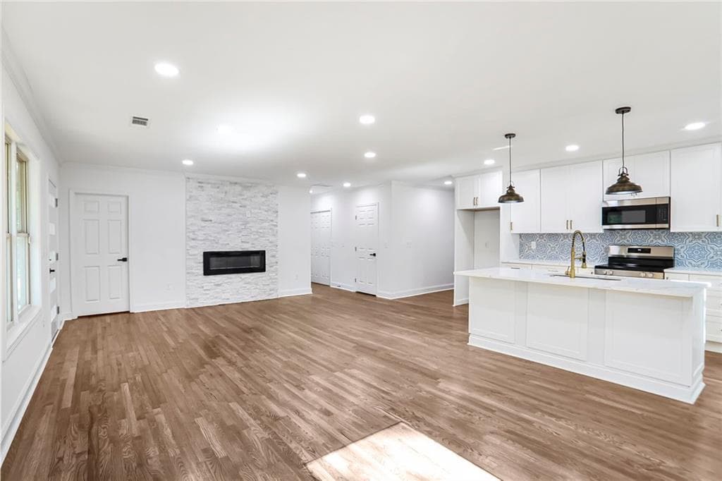 4 bedroom, 3 bathroom, 1,980 sq ft single family residence for sale at 1321 Avon Avenue, Atlanta, GA 30310 — photo 4