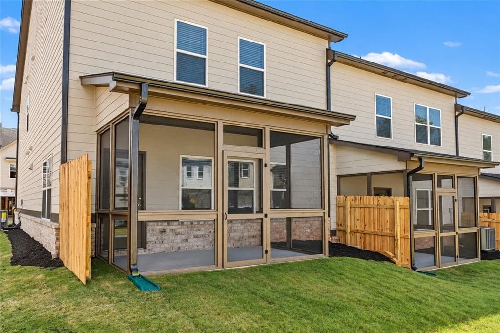 4 bedroom, 3 bathroom, 2,319 sq ft townhouse under contract at 4347 Fern River Bend 30, Norcross, GA 30093 — photo 2