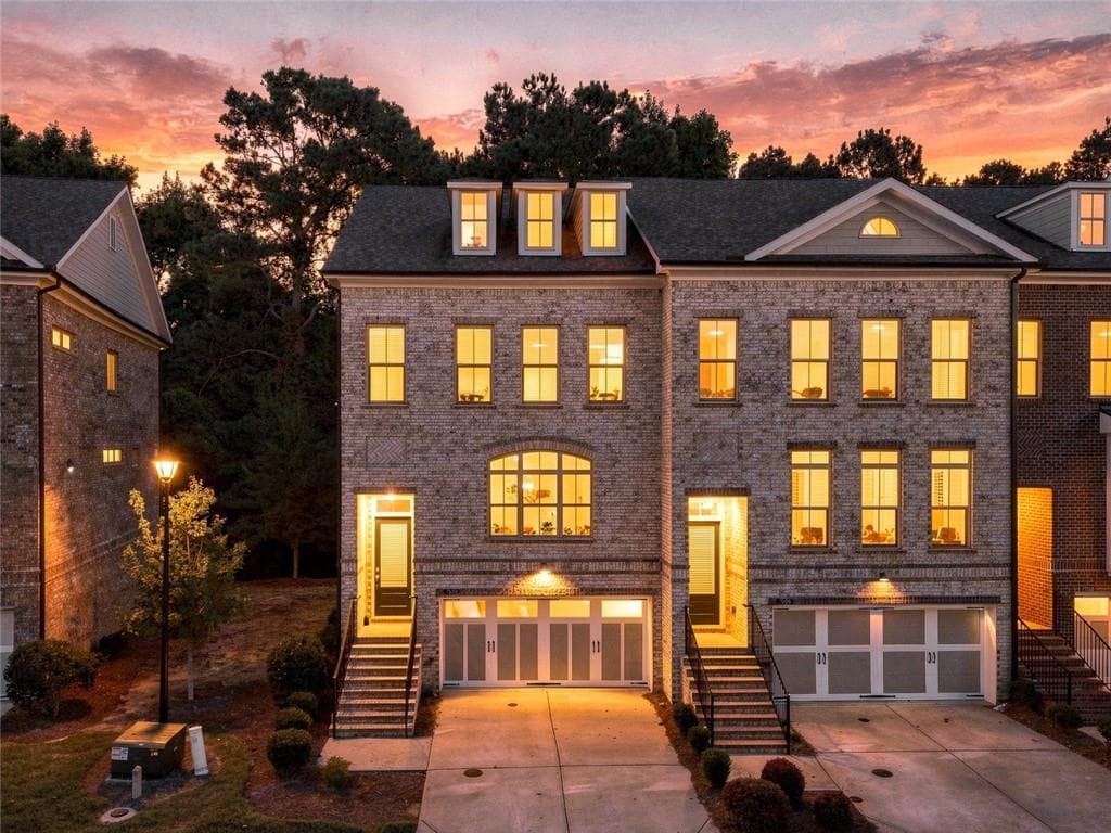 4 bedroom, 4 bathroom, 1,996 sq ft townhouse for sale at 7950 Laurel Creek Drive, Johns Creek, GA 30024 — photo 2